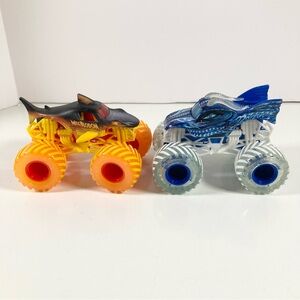 Monster Jam Fire & Ice 4x4 Trucks Megalodon vs Dragon 1:64 Toys
